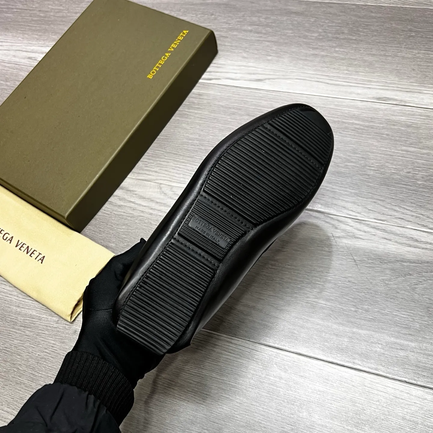 Factory price 480 BV 〰️Purely handmade classic men's beanie shoes👉👉driving shoes, slip-on shoes, made of imported cowhide from Italy, 💕water-dyed cowhide lining, 🔊original outsole, waterproof platform design, comfortable on the feet. A good choice for traveling and driving, two colors available, code number: 38-44, (45 can be customized)
